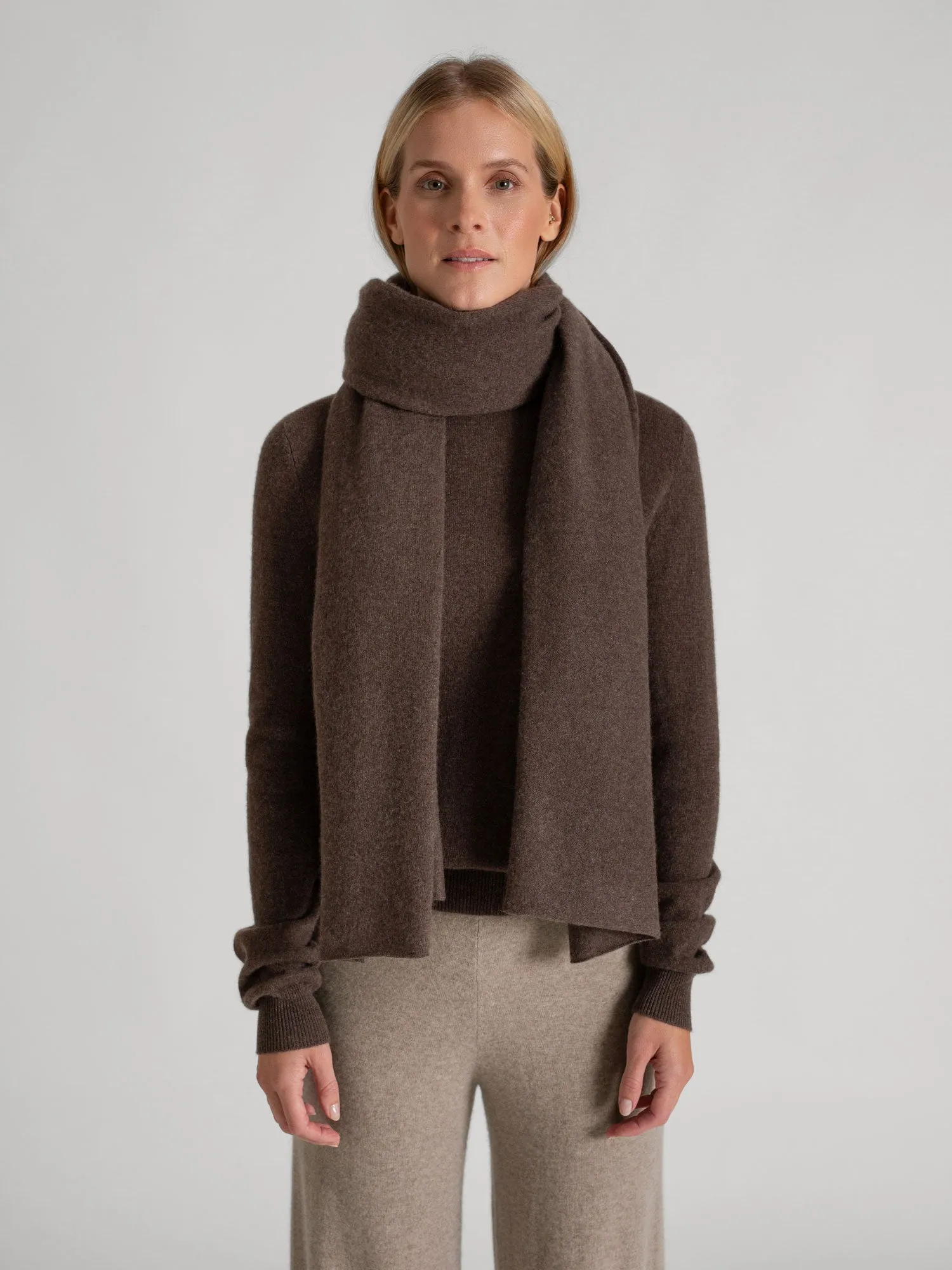 Cashmere scarf "Signature" - dark brown